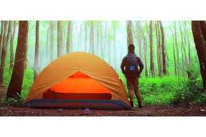 Nocowanie pod namiotem w lesie: Jak przygotować się do pierwszej wyprawy